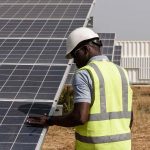 Lors de la 5ème conférence sur le contenu local, tenue récemment à Kampala sous le thème « Advancing National Content in the Oil and Gas Sector, three years after FID », il a été révélé que le nombre d'employés de TotalEnergies EP Uganda, y compris les sous-traitants, est passé de 3 200 en 2022 à plus de 10 200 en 2024. Ce chiffre exclut les 3 500 habitants de Tilenga, la localité où se déroule le projet, qui ont également trouvé un emploi grâce aux activités de la compagnie. Mariam Mbowa, directrice générale adjointe de TotalEnergies EP Uganda, a indiqué que cette expansion s'accompagne d'un investissement de 10 millions de dollars dédié à la formation du personnel ougandais et à la collaboration avec des entreprises locales. Actuellement, le secteur pétrogazier ougandais compte 14 451 employés, dont 4 483 proviennent des communautés accueillant les opérations pétrolières et gazières. Cependant, malgré ces progrès notables en matière de contenu local, Pamela Natamba, vice-présidente du conseil d'administration de la Chambre ougandaise des mines et du pétrole (UCMP), a souligné la nécessité de poursuivre ces efforts. Elle a proposé d'explorer des partenariats énergétiques avec des pays comme le Mozambique ou la Namibie, qui a récemment mis en place une politique en matière de contenu local. Selon elle, de tels partenariats pourraient favoriser le développement du contenu local en Ouganda. Les avancées réalisées dans ce domaine témoignent de la détermination du pays et de ses partenaires à atteindre la phase de monétisation de ses ressources pétrolières, malgré les obstacles persistants. L'engagement en faveur de la promotion des normes de contenu local est essentiel pour garantir que les bénéfices du projet EACOP profitent non seulement aux entreprises internationales, mais également aux communautés locales et à l'économie ougandaise dans son ensemble.