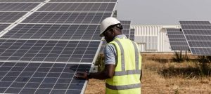 Lors de la 5ème conférence sur le contenu local, tenue récemment à Kampala sous le thème « Advancing National Content in the Oil and Gas Sector, three years after FID », il a été révélé que le nombre d'employés de TotalEnergies EP Uganda, y compris les sous-traitants, est passé de 3 200 en 2022 à plus de 10 200 en 2024. Ce chiffre exclut les 3 500 habitants de Tilenga, la localité où se déroule le projet, qui ont également trouvé un emploi grâce aux activités de la compagnie. Mariam Mbowa, directrice générale adjointe de TotalEnergies EP Uganda, a indiqué que cette expansion s'accompagne d'un investissement de 10 millions de dollars dédié à la formation du personnel ougandais et à la collaboration avec des entreprises locales. Actuellement, le secteur pétrogazier ougandais compte 14 451 employés, dont 4 483 proviennent des communautés accueillant les opérations pétrolières et gazières. Cependant, malgré ces progrès notables en matière de contenu local, Pamela Natamba, vice-présidente du conseil d'administration de la Chambre ougandaise des mines et du pétrole (UCMP), a souligné la nécessité de poursuivre ces efforts. Elle a proposé d'explorer des partenariats énergétiques avec des pays comme le Mozambique ou la Namibie, qui a récemment mis en place une politique en matière de contenu local. Selon elle, de tels partenariats pourraient favoriser le développement du contenu local en Ouganda. Les avancées réalisées dans ce domaine témoignent de la détermination du pays et de ses partenaires à atteindre la phase de monétisation de ses ressources pétrolières, malgré les obstacles persistants. L'engagement en faveur de la promotion des normes de contenu local est essentiel pour garantir que les bénéfices du projet EACOP profitent non seulement aux entreprises internationales, mais également aux communautés locales et à l'économie ougandaise dans son ensemble.