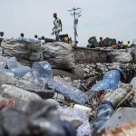 Des déchets ménagers dans les rues en Afrique