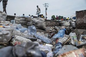 Des déchets ménagers dans les rues en Afrique
