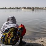Une femme au bord de l'eau en Afrique