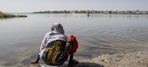 Une femme au bord de l'eau en Afrique