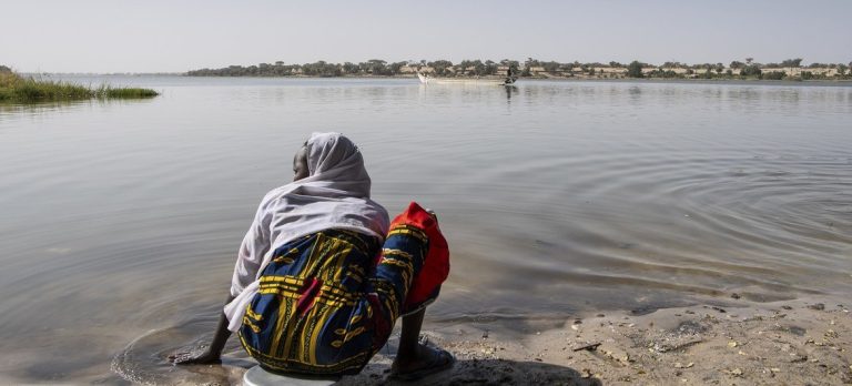Une femme au bord de l'eau en Afrique