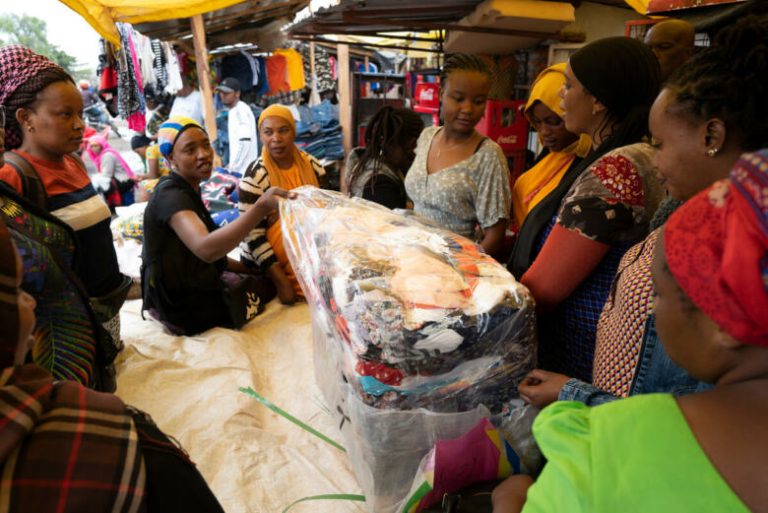 Marché de “Mitumba”, à Arusha, Tanzanie