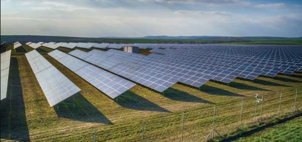 Une centrale solaire construite en Afrique