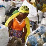Une femme qui trie les déchets plastiques en Côte d'Ivoire