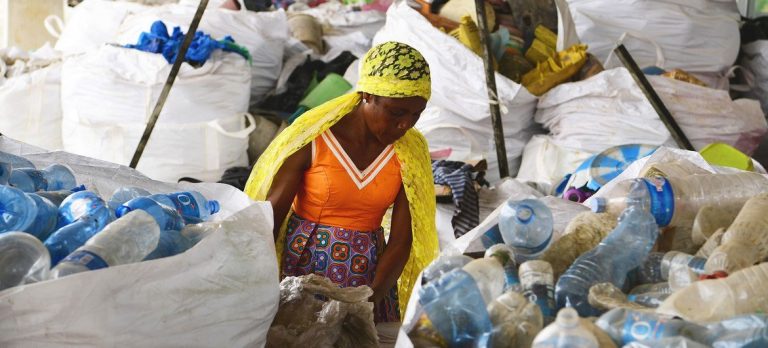 Une femme qui trie les déchets plastiques en Côte d'Ivoire