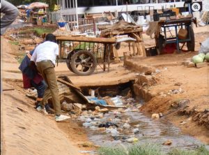 Déchets plastiques dans les rues de Niamey