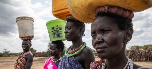 Des femmes avec des récipients d'eau à la tête au Soudan du Sud