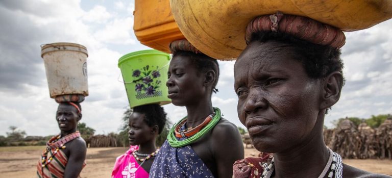 Des femmes avec des récipients d'eau à la tête au Soudan du Sud